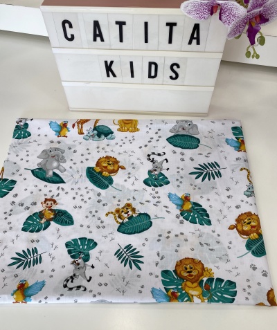 Tecido infantil com estampas de animais coloridos, caixa de luz com texto 'CATITA KIDS' e flor lilás