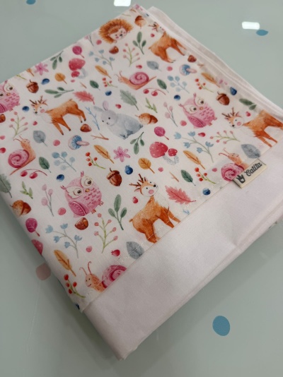 Fralda branca com padrão colorido de animais da floresta e etiqueta Catita