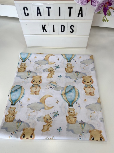 Pano de tecido infantil com padrão de ursos e balões de ar quente em fundo branco