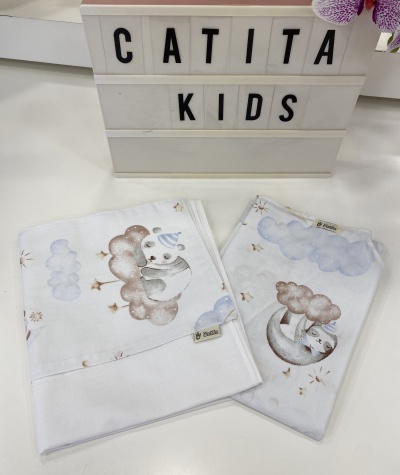 Tecidos infantis brancos com estampas de nuvens e animais, etiqueta 'La Bastide' e placa luminosa 'CATITA KIDS'