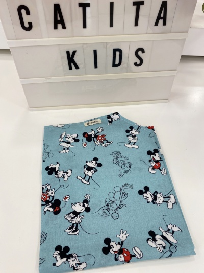 tecido azul claro com estampas de Mickey e Minnie Mouse em várias poses