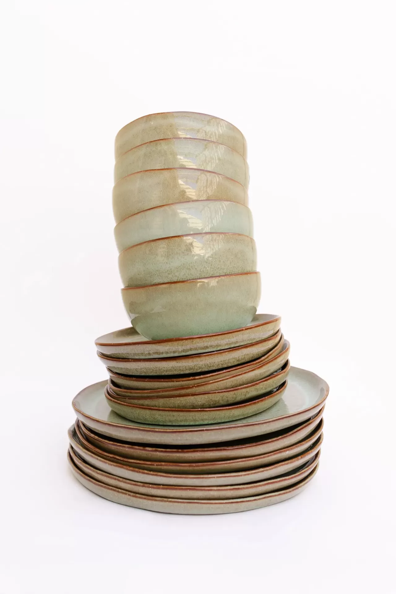 Conjunto de pratos e tigelas verdes empilhados