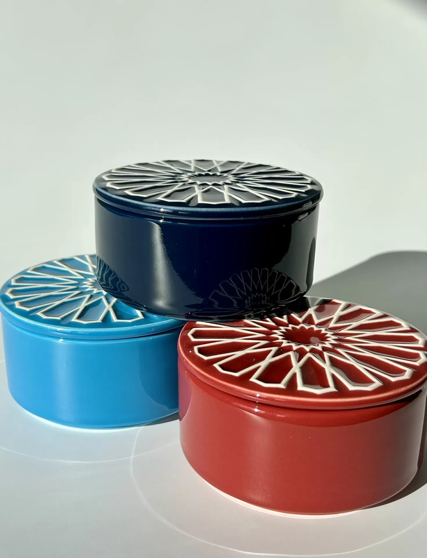 Conjunto de caixas redondas coloridas em cerâmica com tampas decoradas