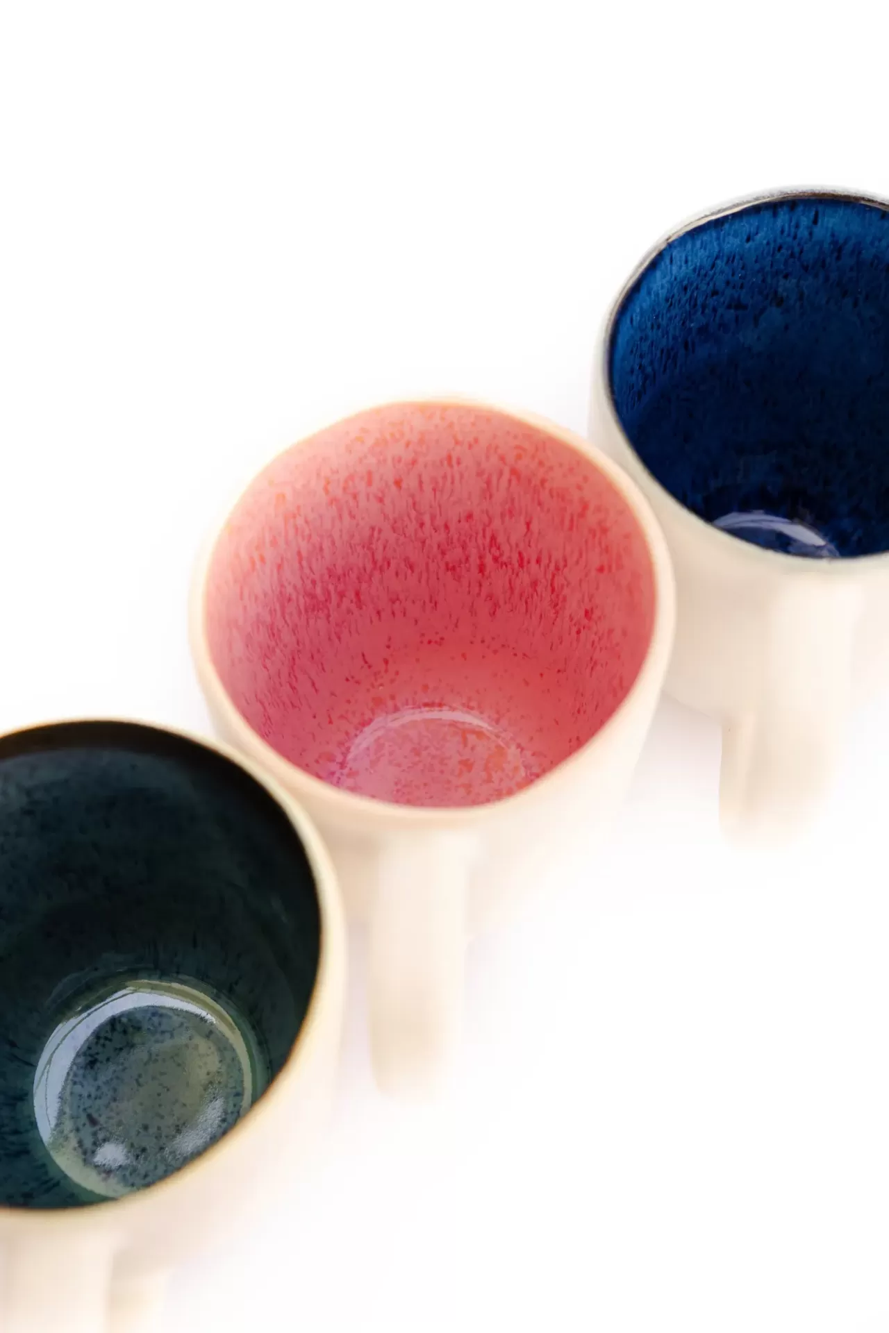 Três canecas esmaltadas interior em azul, rosa e verde