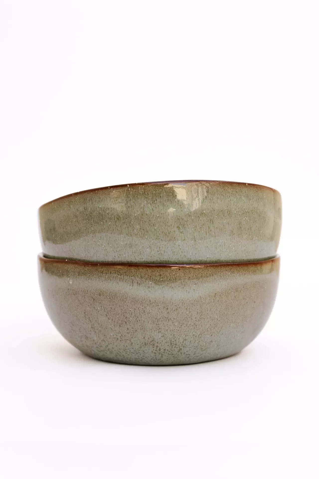 Dois recipientes redondos em cerâmica verde empilhados