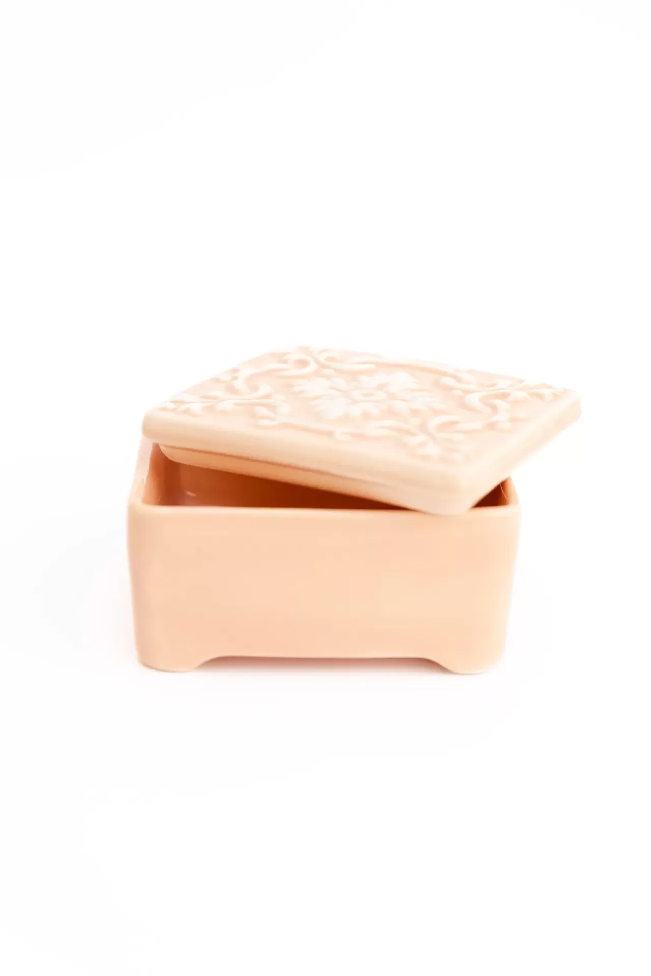 Caixa quadrada de cerâmica cor pêssego com tampa decorada em relevo