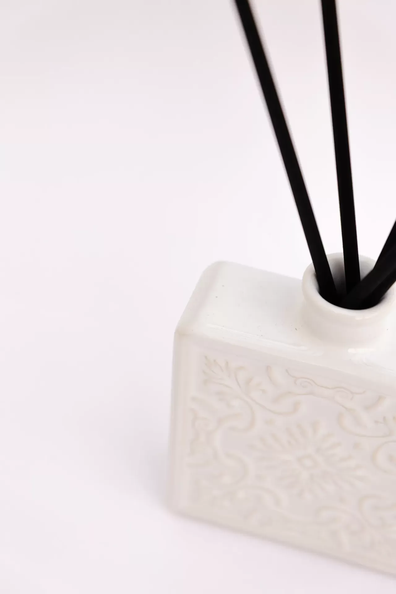 Difusor de fragrância em cerâmica branca com padrão floral