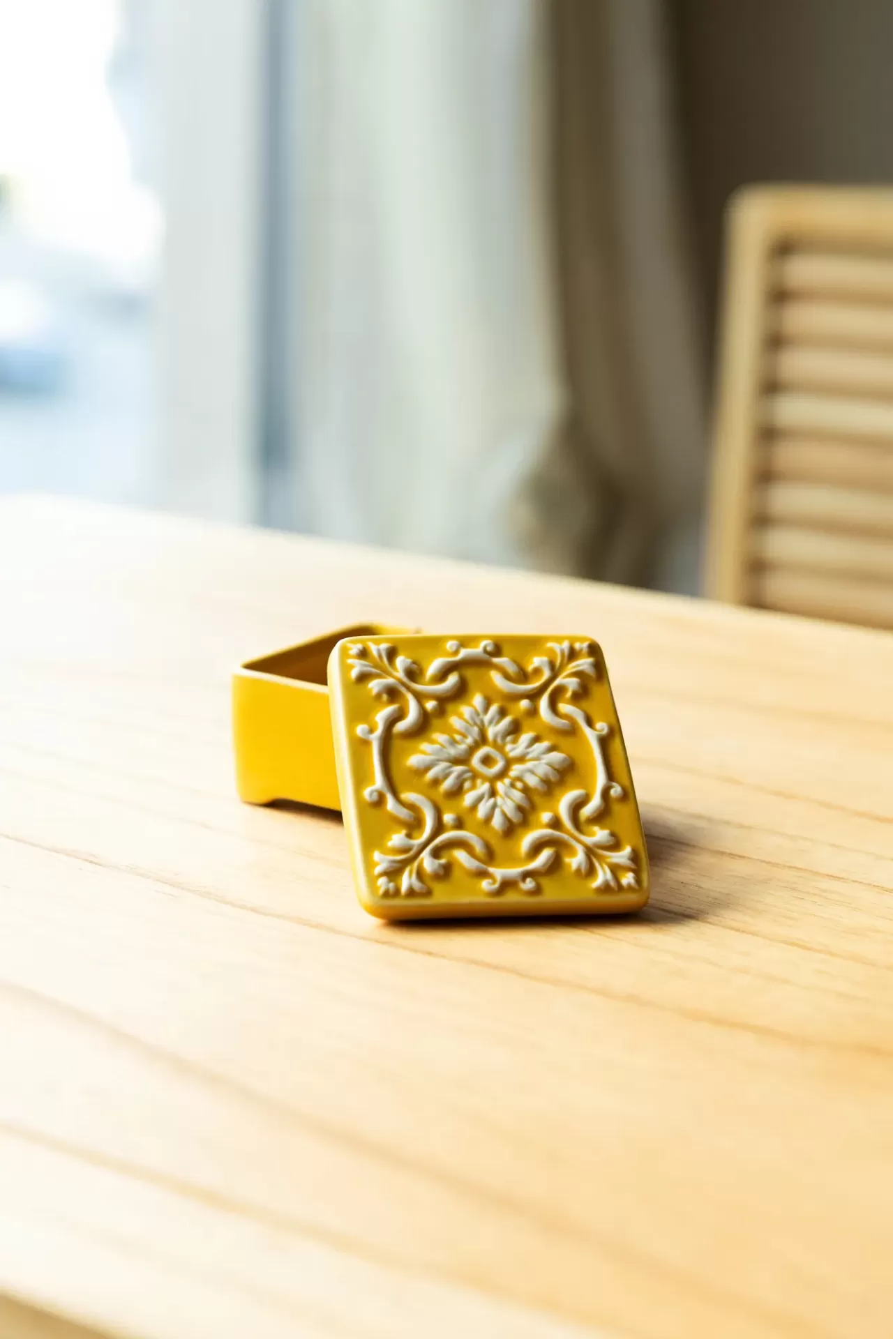 Caixa amarela em cerâmica com tampa decorada floral em relevo
