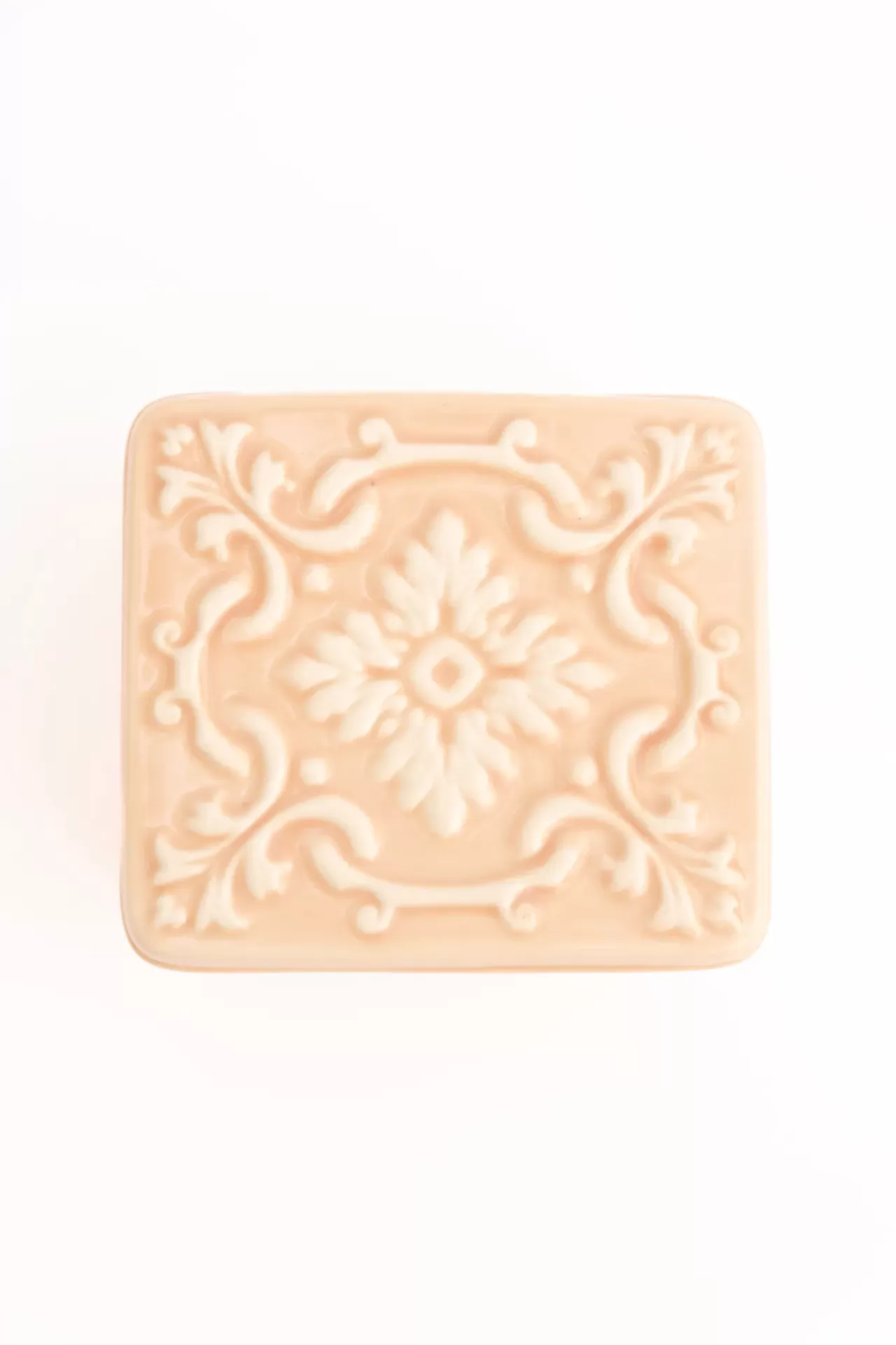 Caixa quadrada de cerâmica bege claro com relevo ornamental