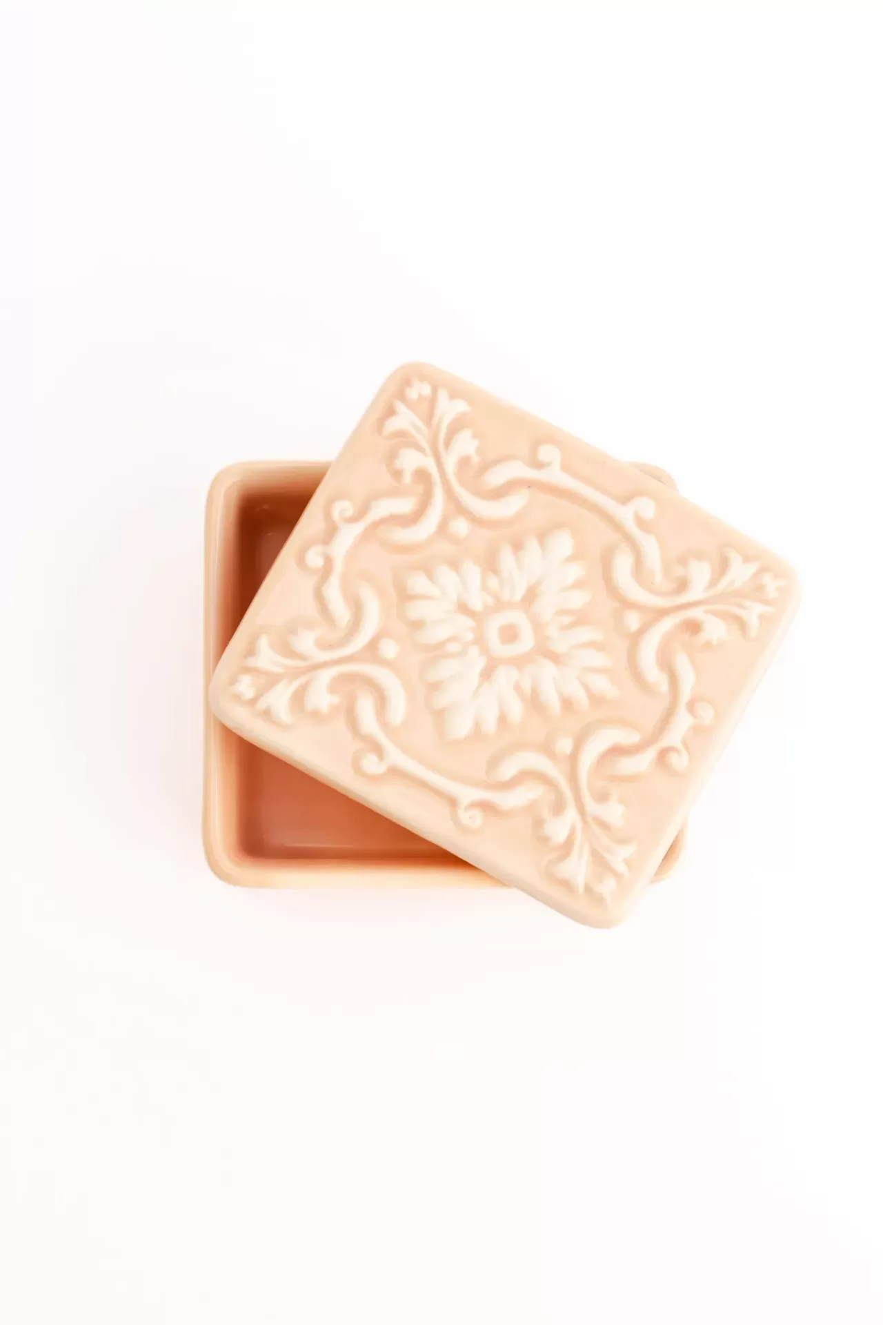 Caixa em cerâmica cor de areia com tampa decorativa em relevo