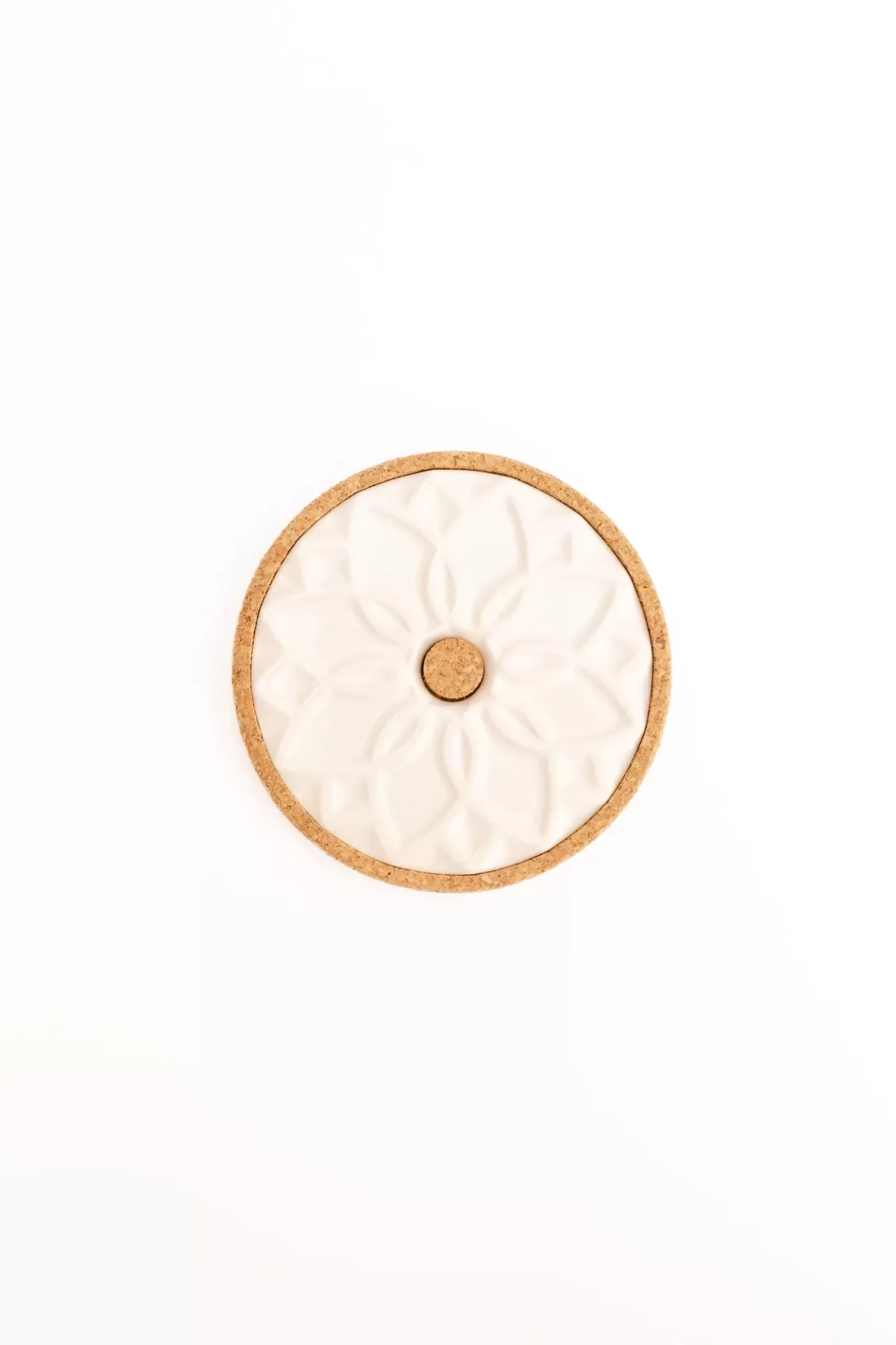 Porta-copos redondo de cortiça e cerâmica com padrão floral.