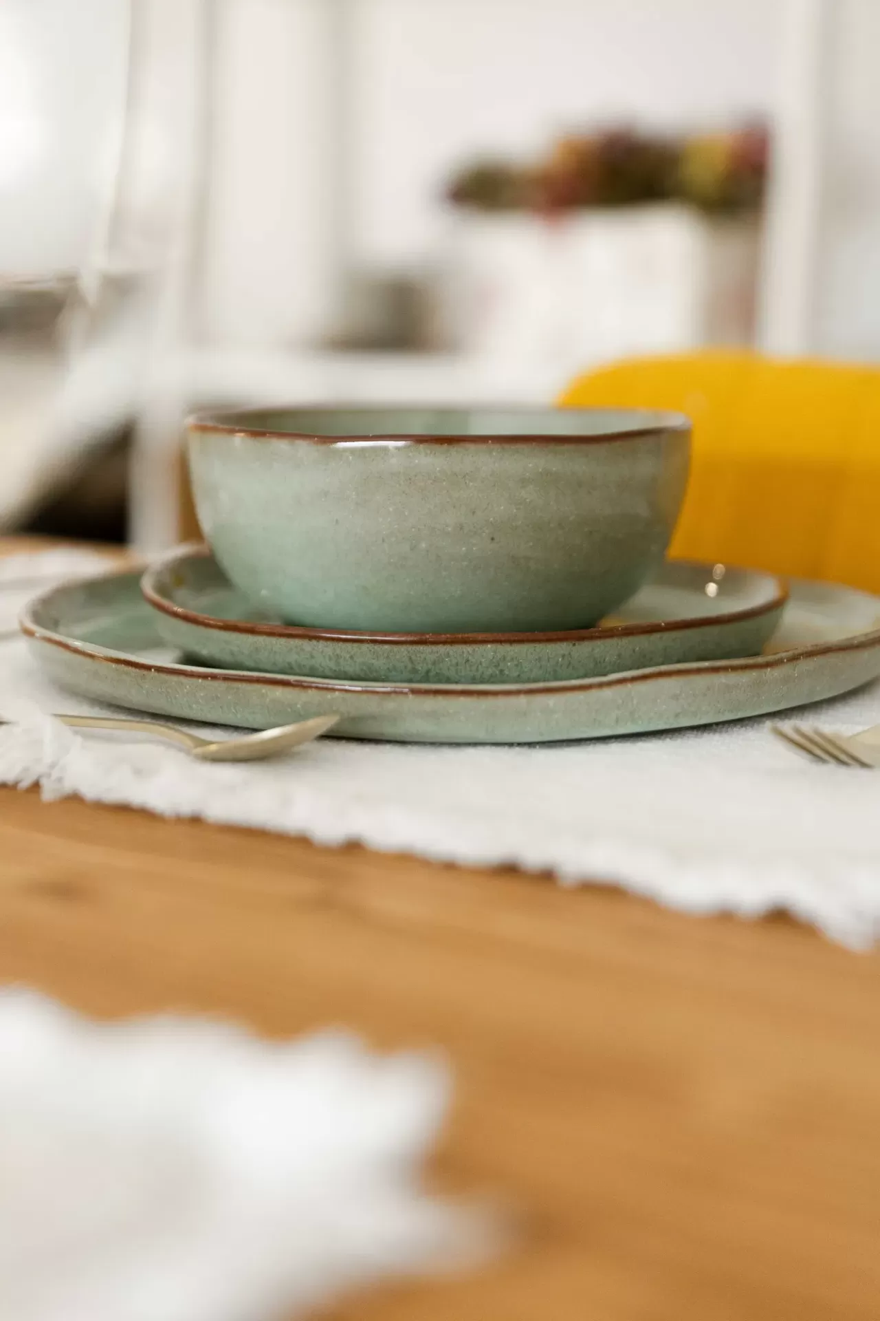 Conjunto de loiça em cerâmica cinza esverdeada com bordas castanhas