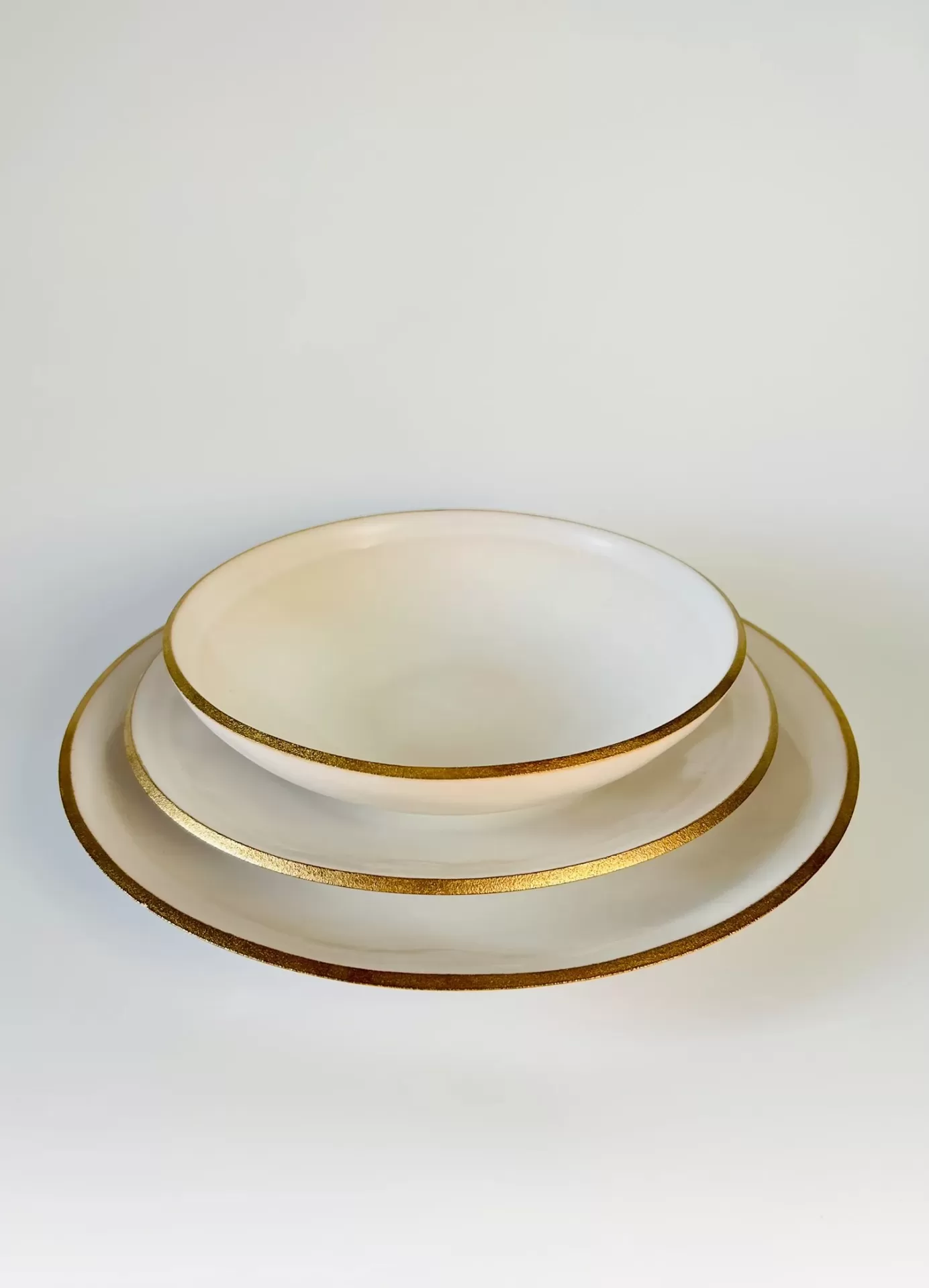 Conjunto de pratos brancos com bordas douradas