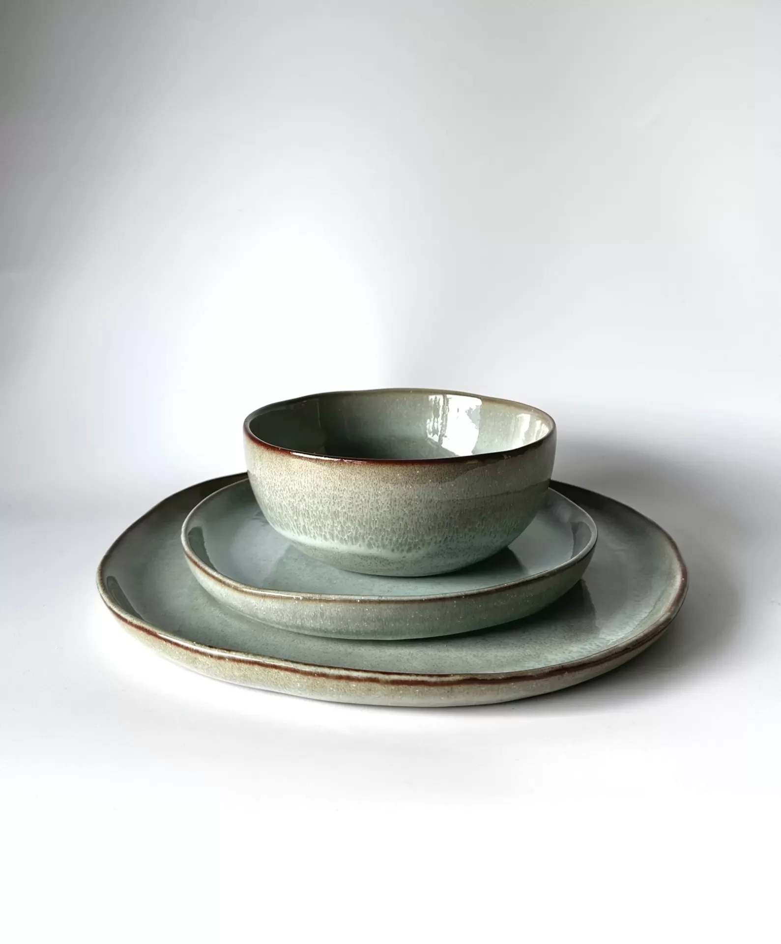 Conjunto de loiça azul esverdeada com bordas castanhas