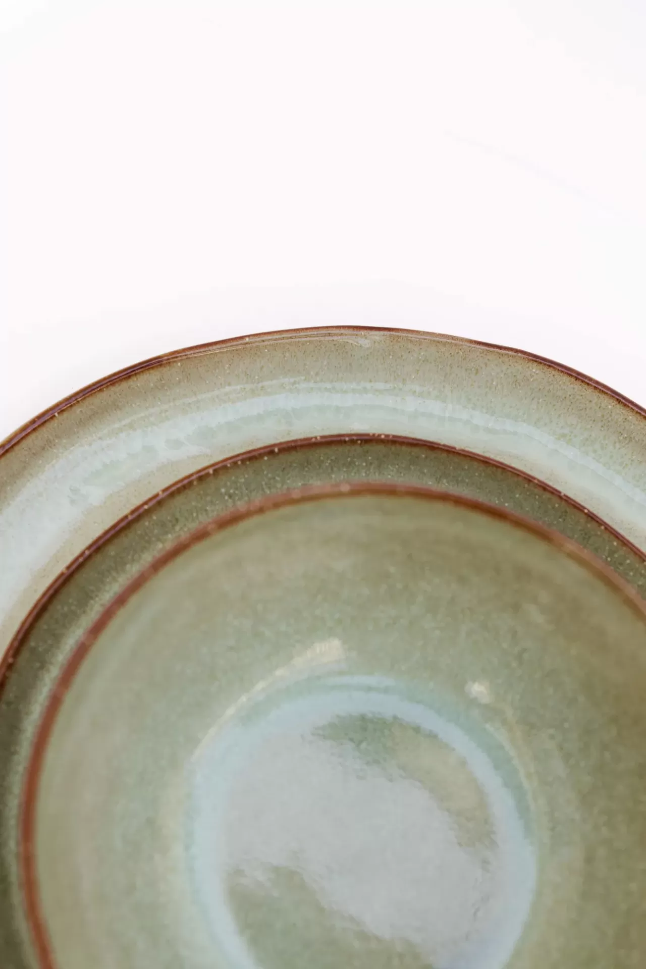 Prato cerâmico redondo verde com borda castanha