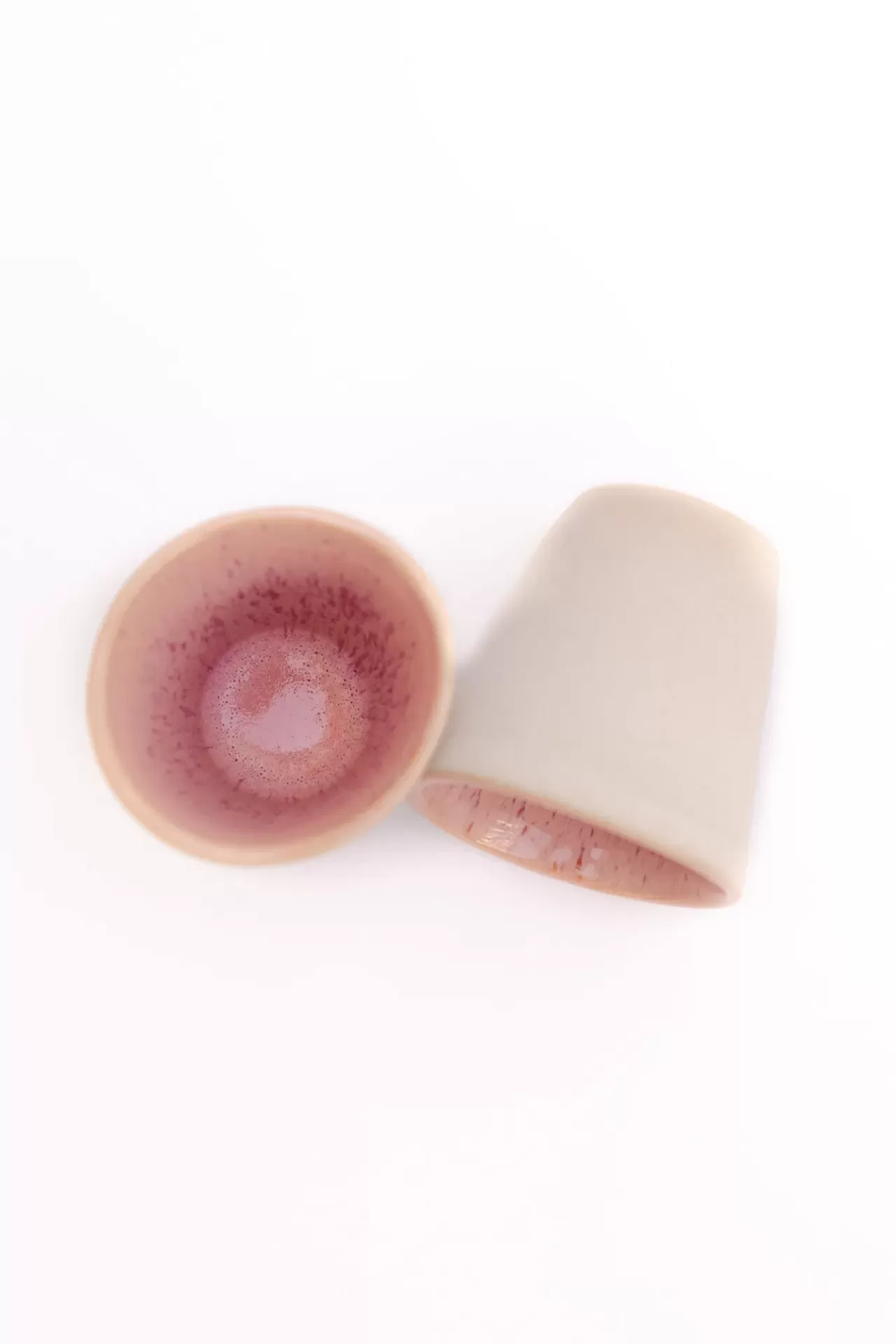 Chávenas de cerâmica brancas com interior rosa e textura irregular