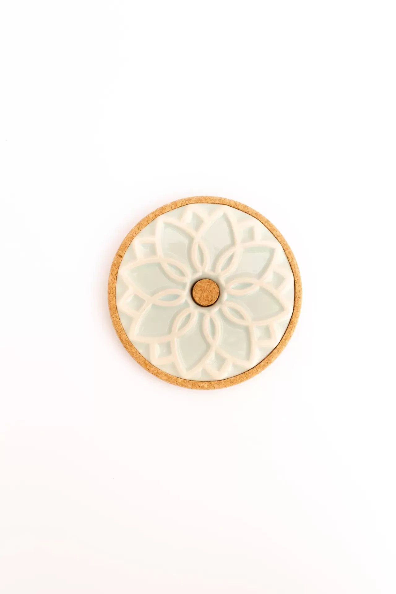 Prato redondo decorativo branco com padrão floral e borda de cortiça