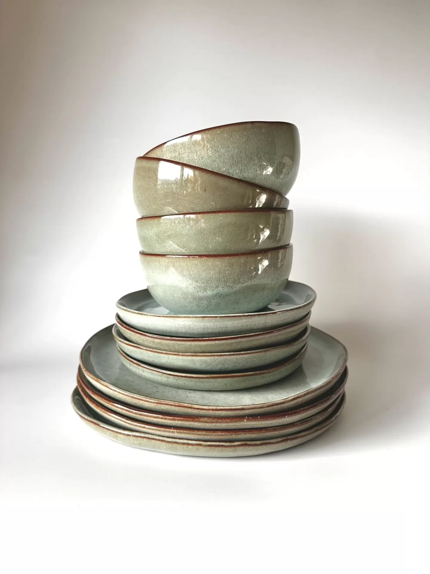 Conjunto de loiça verde acinzentada com bordas castanhas