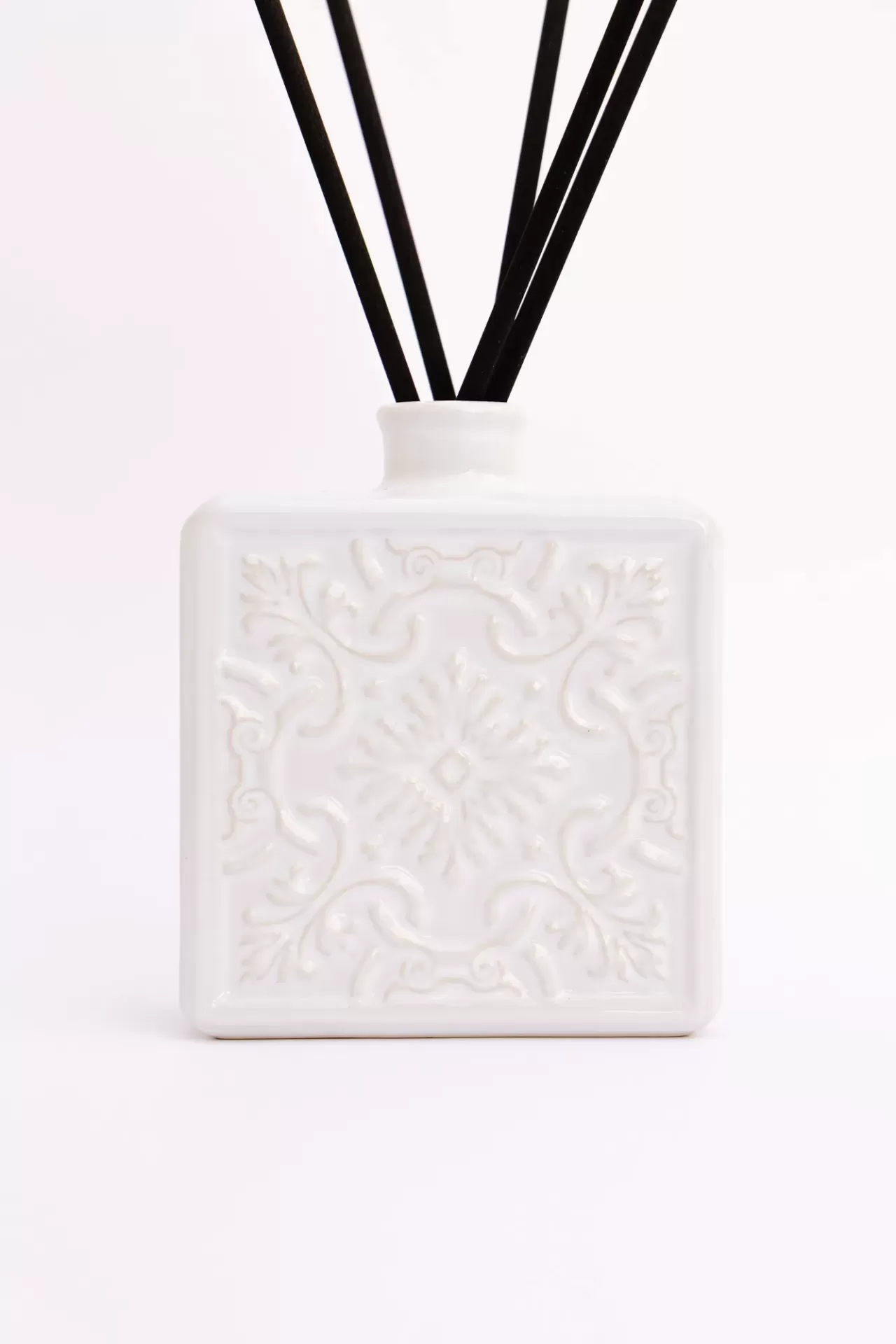 Difusor de aroma branco com padrão em relevo e varetas pretas