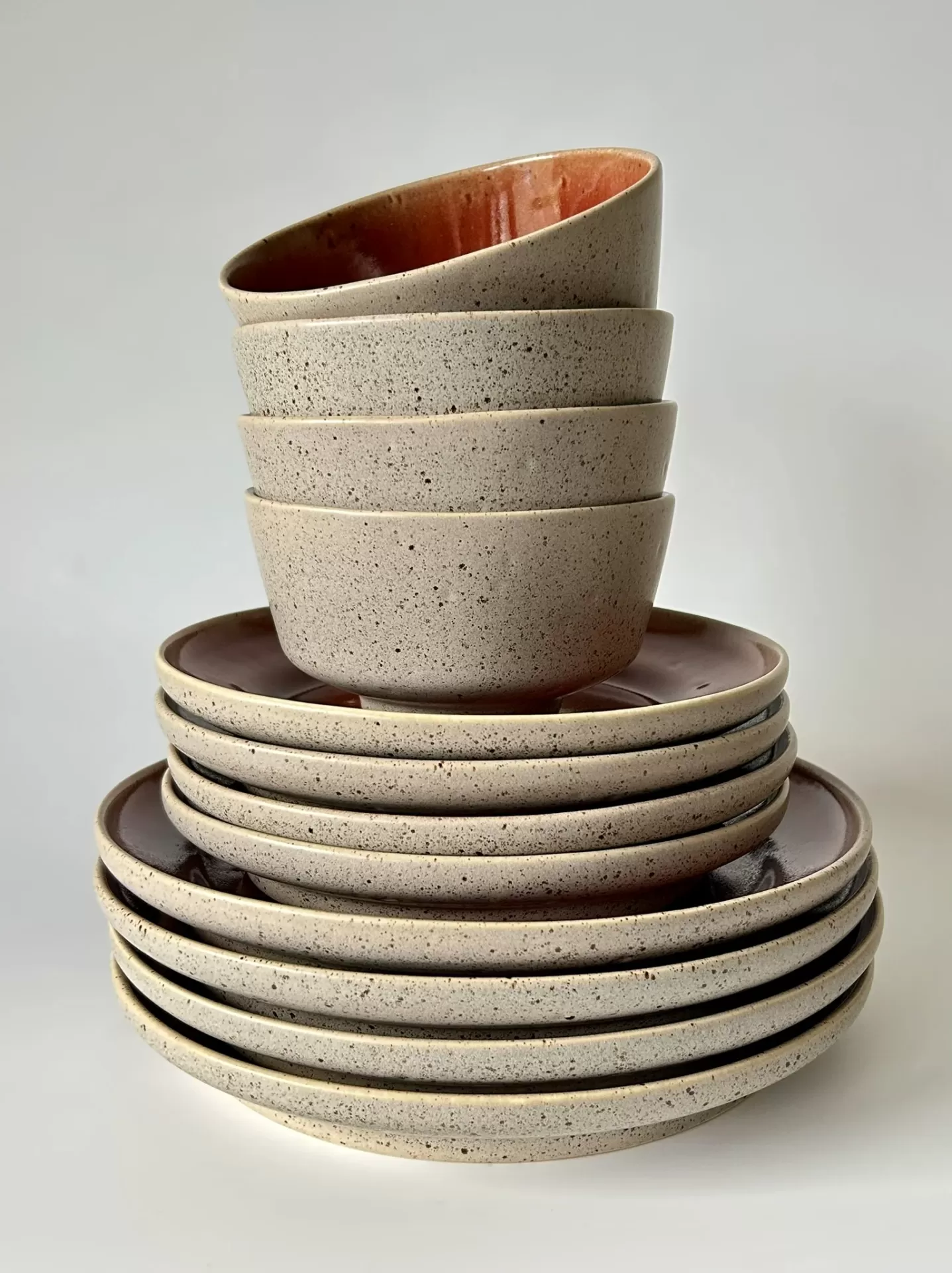 Conjunto de pratos e taças cerâmicas bege com interior castanho avermelhado