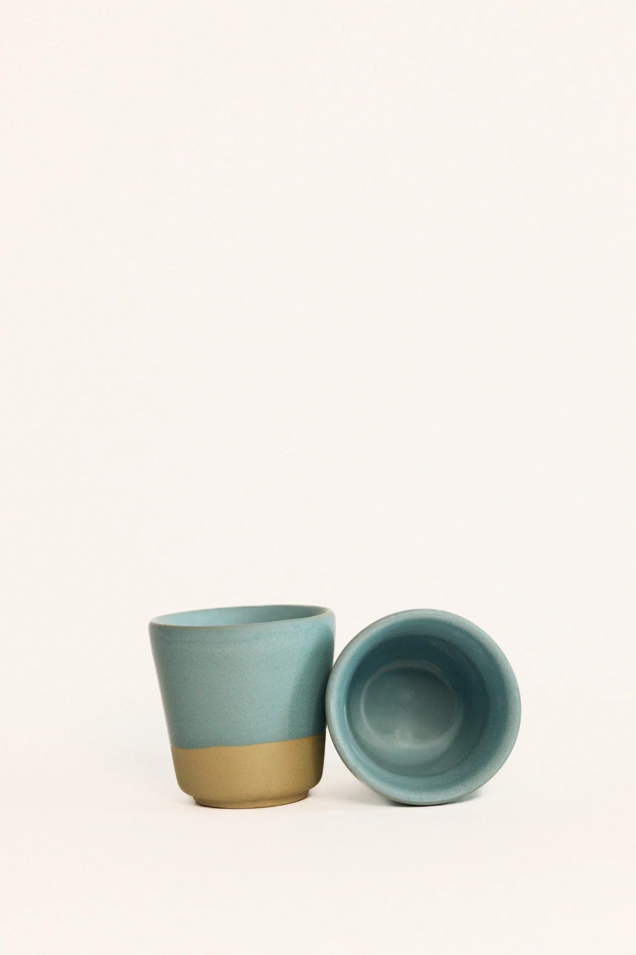 Conjunto de dois copos cerâmicos azul celeste com base castanha