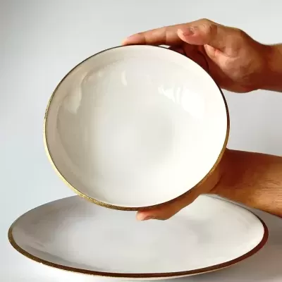 Conjunto de pratos brancos com borda dourada