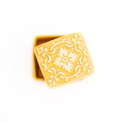 Caixa de cerâmica amarela com tampa decorada em relevo floral