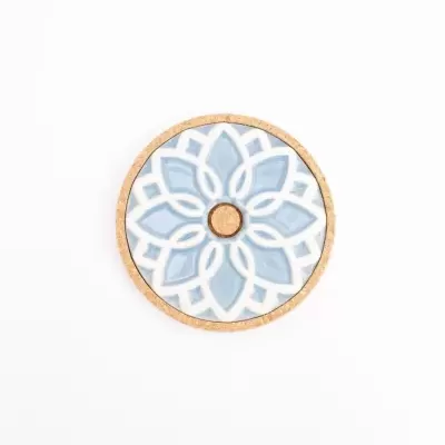 Disco circular com padrão floral azul claro e branco com borda de madeira