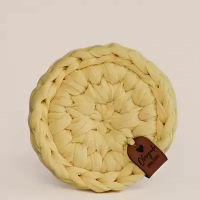 Suporte redondo de tecido amarelo tecido à mão com etiqueta castanha