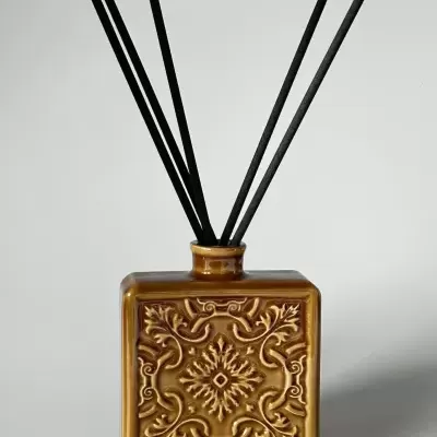 Difusor aromático quadrado em cerâmica castanha com padrão floral