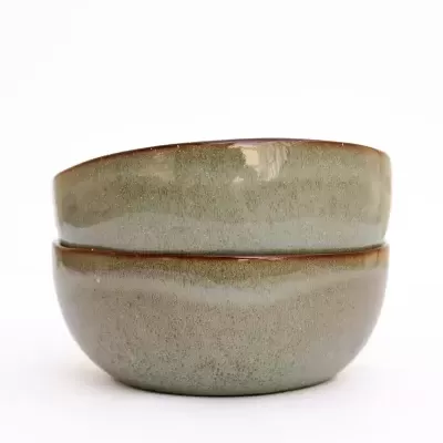 Dois recipientes redondos em cerâmica verde empilhados