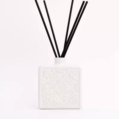 Difusor de aroma branco quadrado com varetas pretas