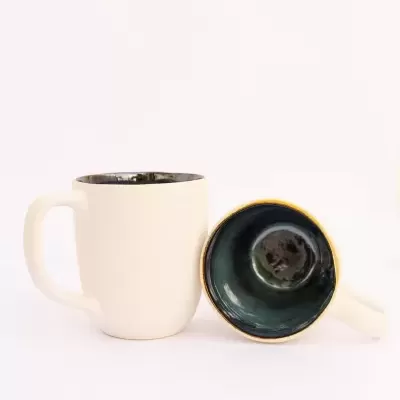 Conjunto de duas canecas cerâmicas creme com interior verde escuro e borda amarela