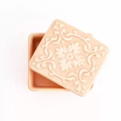 Caixa em cerâmica cor de areia com tampa decorativa em relevo