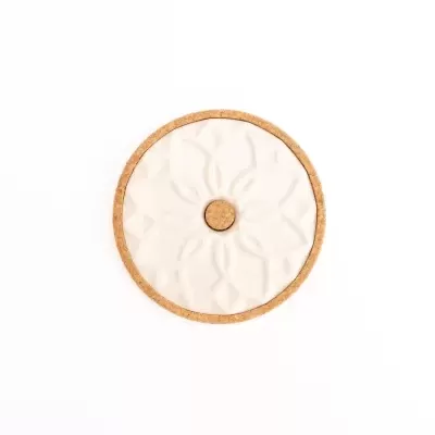 Porta-copos redondo de cortiça e cerâmica com padrão floral.