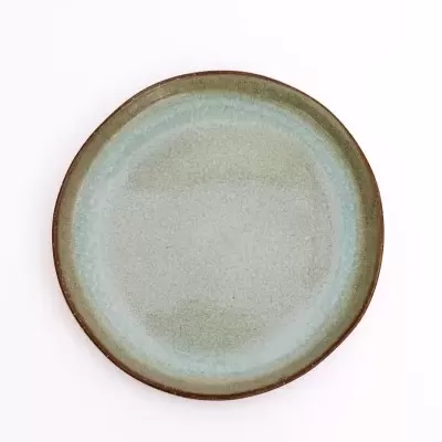 Prato redondo cerâmico azul esverdeado com borda castanha