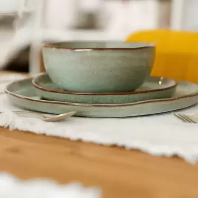 Conjunto de loiça em cerâmica cinza esverdeada com bordas castanhas