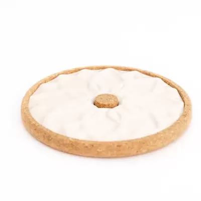 Disco redondo em cortiça e superfície branca texturizada