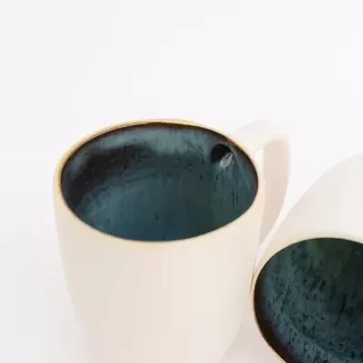 Duas canecas de cerâmica branca com interior azul escuro