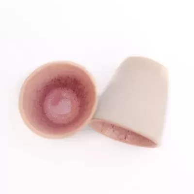Chávenas de cerâmica brancas com interior rosa e textura irregular