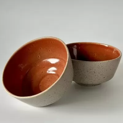 Duas tigelas de cerâmica bege e castanho avermelhado