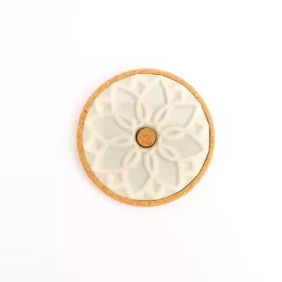 Prato redondo decorativo branco com padrão floral e borda de cortiça