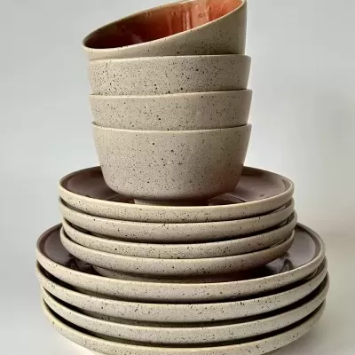 Conjunto de pratos e taças cerâmicas bege com interior castanho avermelhado