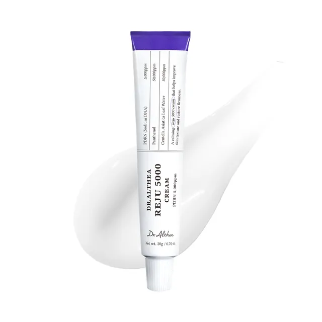 Dra. Althea – Creme Reju 5000, 20ml Tubo de creme DR.ALTHEA REJU 5000 CREAM com tampa branca e topo roxo sobre amostra de creme