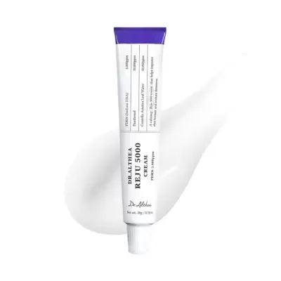 Tubo de creme DR.ALTHEA REJU 5000 CREAM com tampa branca e topo roxo sobre amostra de creme