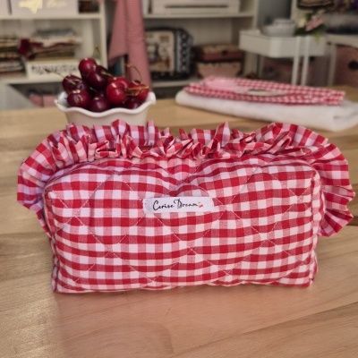 Estojo acolchoado xadrez vermelho e branco com etiqueta Cerise Dream