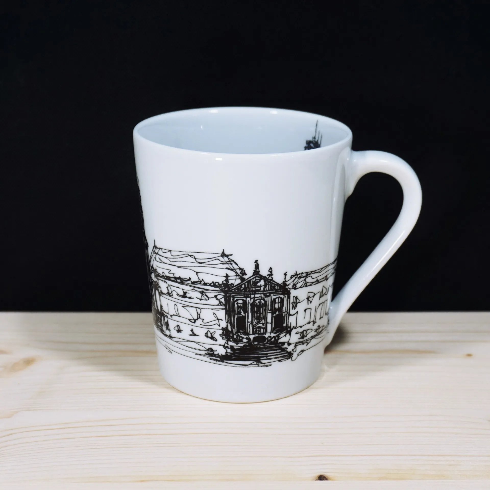 Cidades, Coimbra Collection, Universidade - Caneca Caneca de porcelana branca com uma ilustração artística a traço preto da UniversIdade de Coimbra