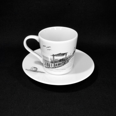 Chávena e pires de porcelana branca com desenhos em preto de paisagem rural