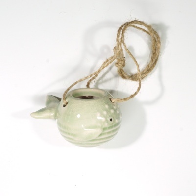 Vaso de cerâmica em forma de peixe verde claro com corda para pendurar