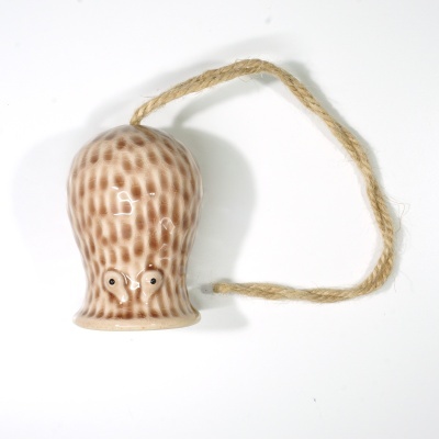 Objeto de cerâmica oval bege com corda rústica
